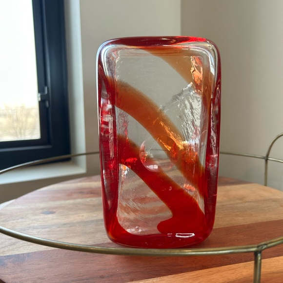 VINTAGE GLASS ART HANDBAG.  Beautiful piece in pristine condition. 8”x6”x3” - Picture 7 of 7